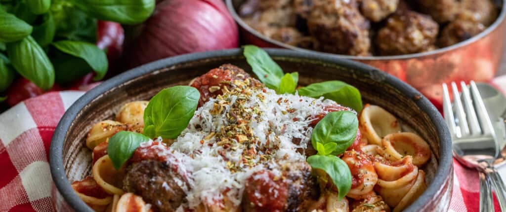 Pasta Med Köttbullar I Tomatsås - Kockens Foodservice